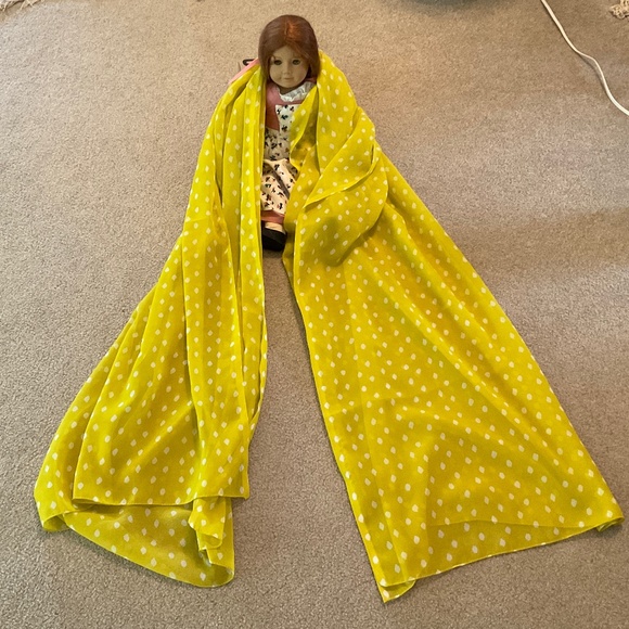 large wrap/scarf, yellow and white teardrops, Felicity the doll is not included - Picture 5 of 9
